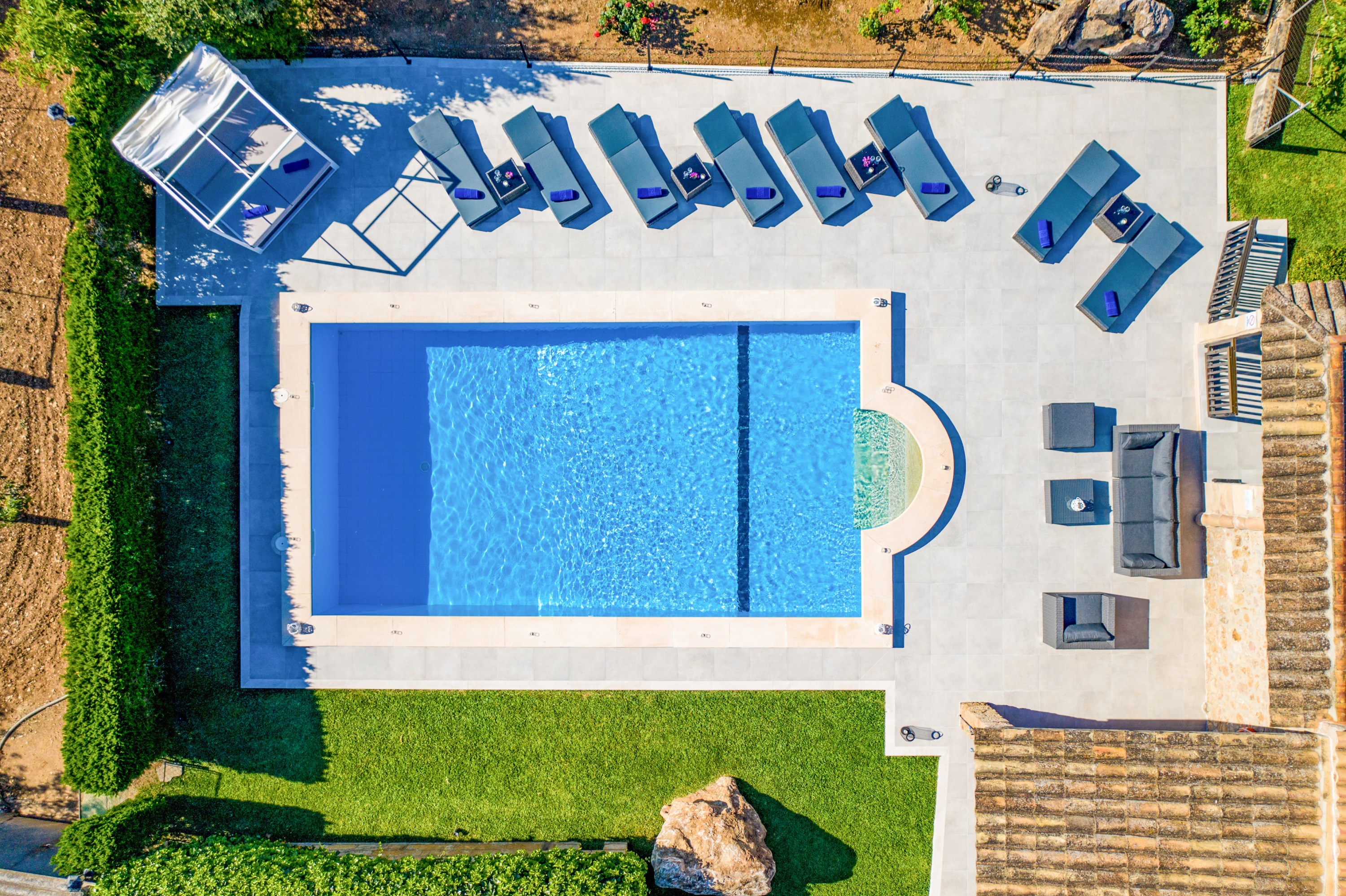 Aerial view of El Crever and grounds